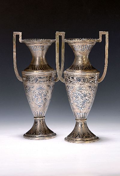 Paar Doppelhenkelvasen aus Silber, wohl Russland, 84 Zolotniki (875er Silber), flächig ziseliert und in Niello eingelegter floraler Dekor, nur an ...