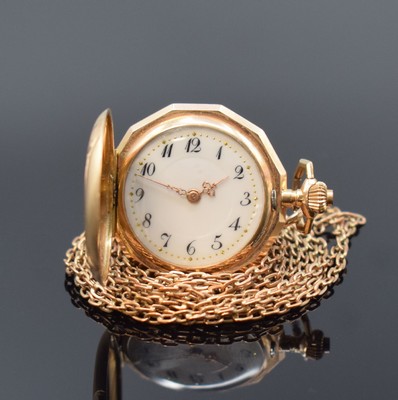 Damensavonette in RG 585/000 mit Kette in RG 333/000, Schweiz um 1900, gut erhaltenes Geh. guill. u. mit Weinlaubgravur, Emailzifferbl. m. arab. ...