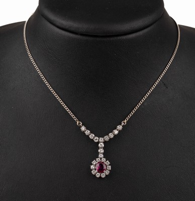 14 kt Gold Rubin-Brillant-Collier, WG 585/ 000, rundfacett. Rubin ca. 0.80 ct, 22 Brill. zus. ca. 0.75 ct feines Weiß-Weiß/vvs- vs, L. ca. 42 cm, ...