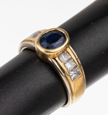 18 kt Gold Saphir-Diamant-Ring, GG/WG 750/000, ovalfacett. Saphir ca. 1.20 ct, 6 Diamanten im Princess-Cut zus. ca. 1.0 ct Weiß/lr-vs, RW 54, total ...