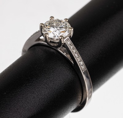 18 kt Gold Brillant-Ring, WG 750/000, mittig Brillant 0.91 ct feines Weiß G/si 1,mit DPL Zertifikat 02/23, Proportion gut, Symmetrie und Politur ...