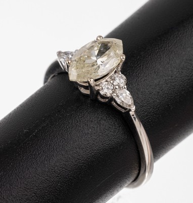 18 kt Gold Diamant-Ring, WG 750/000, Diamant-Navette ca. 1.06 ct l.get.Weiß/si-p 1, 2 Diamant-Tropfen und 4 Brillanten zus. ca. 0.27 ct Weiß/vs, ...