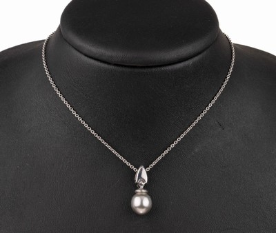 14 kt Gold Perl-Brillant-Anhänger, an Kette, WG 585/000, tropfenförm. Akoyazuchtperle D ca. 10 mm, Brillant ca. 0.15 ct Weiß/vs, Kettenl. ca. 42 ...