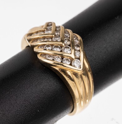 14 kt Gold Brillant-Ring, GG 585/000, Brillanten zus. ca. 0.70 ct feines Weiß- Weiß/lr-si, RW 56, total ca. 4.9 g