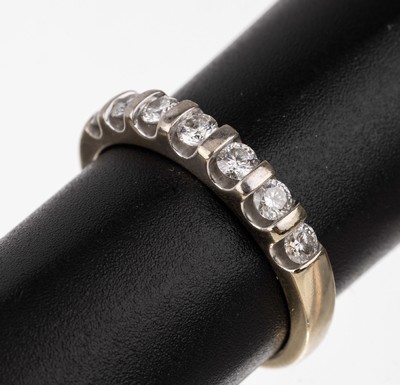 14 kt Gold Brillant-Ring, WG 585/000, 7 Brillanten zus. ca. 0.50 ct Weiß/si-p 1, RW 56, total ca. 4.0 g, Meistermarke unged.