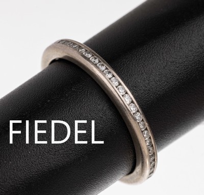 18 kt Gold Brillant-Memoryring, WG 750/000,umlaufend mit Brillanten zus. ca. 0.40 ct feines Weiß/vs, Meistermarke FIDEL, Markt- redwitz, total ca. ...