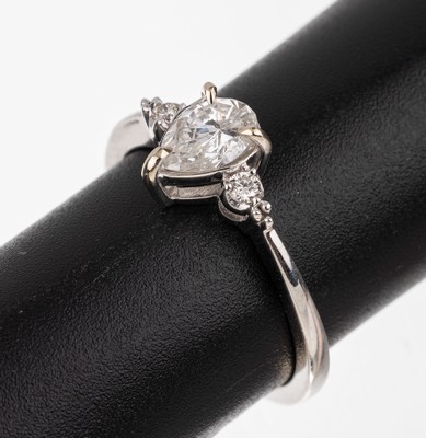 18 kt Gold Diamant-Ring, WG 750/000, Diamant-Tropfen ca. 0.59 ct Weiß/si, seitl. 2 Brillanten zus. ca. 0.07 ct Weiß/vs, RW 54, total ca. 2.9 g