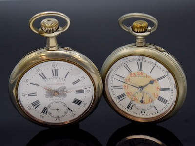 SAXONIA und AUTOMOBILE Regulateur 2 Große Taschenuhren in Nickel, Schweiz um 1900, Emailzifferbl. besch. / riss. m. röm. Zahlen, gold. u. gebl. ...