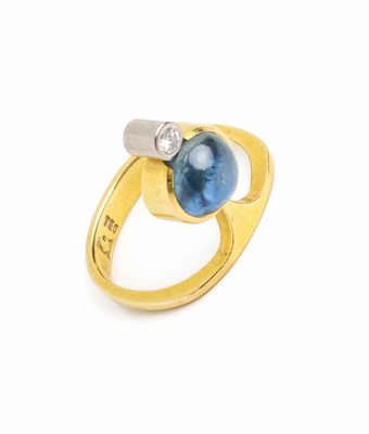 18 kt Gold Saphir-Brillant-Ring, GG/WG 750/000, außergewöhnliche Gestaltung, 1 runderSaphir-Cabochon, 1 Brillant in WG gefasst ca. 0.05 ct ...