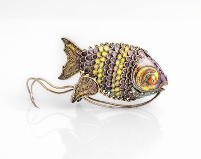 Skulptur "Fisch", China 1920er Jahre, Silber vergoldet, Filigranarbeit, bunt emaill., Schuppen lila und gelb emaill., L. ca. 7 cm