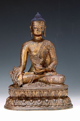Medizin-Buddha, Tibet, um 1900, Bronze, Reste von Vergoldung, verziertes Gewand, ca. 22 x 16 x 11 cm