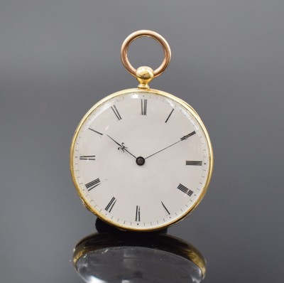 Offene Taschenuhr in GG 750/000, Schweiz um 1870, Rückseite aufwend. grav. u. guill., Metallcuvette, Emailzifferbl. m. röm. Zahlen, gebl. Zeiger, ...