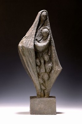 Georg Günther Zeuner, 1923 Dresden-2011 Speyer, Maria Schutzpatronin, Betonguß, Maria mit dem Kind versammelt Menschen unter dem Schutz Ihres ...