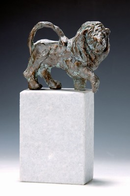 Georg Günther Zeuner, 1923 Dresden-2011 Speyer, schreitender Löwe, Bronzeguß auf Quartzsteinsockel, H. ca. 10cm, Gesamth. mit Sockel ca. 23cm