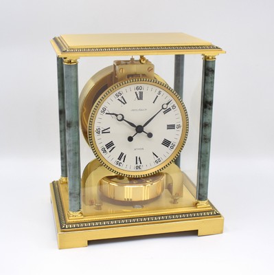 Jaeger-LeCoultre Atmos Drehpendeltischuhr Modell Vendome Referenz 5812, Schweiz um 1970, verg., 4-seitig vergl. Geh. (Vergl. teilw. ers.), Front zu ...