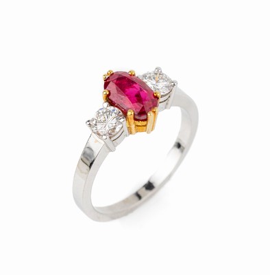 18 kt Gold Rubin Brillant Ring, WG/GG 750/ 000, mittig in WG gefasster ovalfacett. Rubin ca. 1.34 ct, seitl. 2 Brillanten zus. ca. 0.58 ct feines ...
