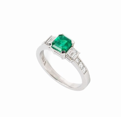 18 kt Gold Smaragd Diamant Ring, WG 750/ 000, mittiger facett. Smaragdcarree ca. 1.07 ct, seitl. 8 Diamantcarrees zus. ca. 0.78 ct feines Weiß/vvs, ...