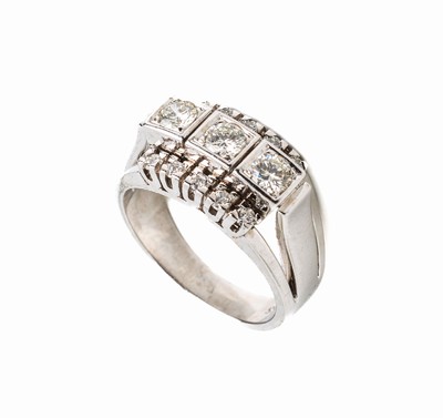 14 kt Gold Brillant-Ring, WG 585/000, mittig 3 Brillanten zus. ca. 1.26 ct feines Weiß/vs, seitl. 10 Brillanten zus. ca. 0.90 ctfeines ...