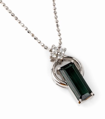 18 kt Gold Turmalin-Brillant-Anhänger, an Kette, WG 750/000, Turmalin-Baguette ca. 2.07 ct, 4 Brillanten zus. ca. 0.14 ct (grav.) hochfeines ...