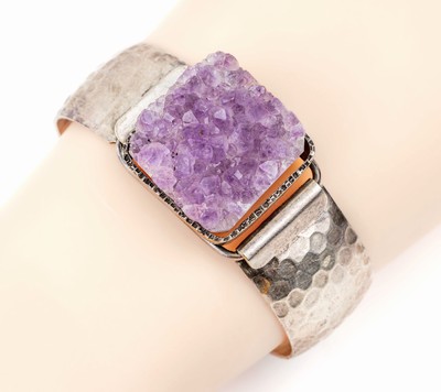Design Amethyst-Armreif, 835er Silber, schlichte Gestaltung mit Hammerschlagdekor, Mittelteil mit Amethystdruse, Hakenschließe, D. ca. 5.7 x 4.7 ...