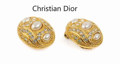 Paar CHRISTIAN DIOR Ohrclips, Metall verg.,oval, farbloser Strassbesatz und ovale Kunstperlen, sign.