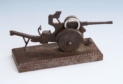 Miniatur Skulptur, Eisenguss, Darstellung einer Haubitze, 1920er-30er Jahre, schöne Patina, ca. 11.5 x 5 x 8.5 cm