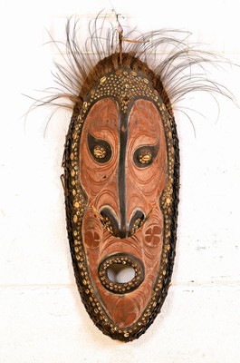 Ahnenmaske, Papua Neuguinea, Sepik-Gebiet, Holz geschnitzt, rote, schwarze und weiße Kaltbemalung, reicher Kaurimuschelbesatz, Rand geflochten und ...