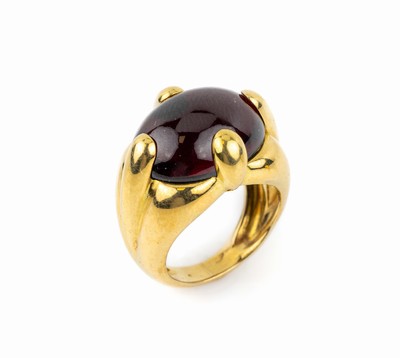 18 kt Gold Rhodolith-Ring, GG 750/000, schwere Ausführung, Rhodolith-Cabochon von schöner Farbe ca. 9.00 ct, ca. 14.6 g, RW 53