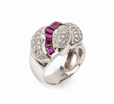 18 kt Gold Rubin-Brillant-Ring, WG 750/000,7 Rubin-Carrees und -Trapeze zus. ca. 1.0 ct, 63 Brillanten zus. ca. 0.70 ct Weiß-feines Weiß/vs-si, ...