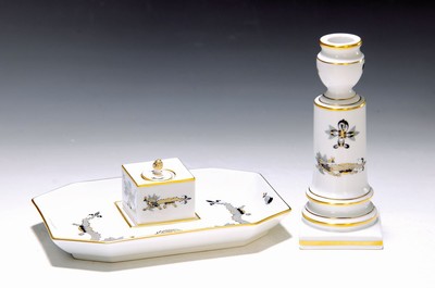 Tintenfass und Kerzenleuchter, Meissen, 20. Jh., 1. Wahl, Dekor schwarzer Hofdrache mit reicher Goldstaffage, ca. 5x18x12cm, Kerzenleuchter H. ca. ...