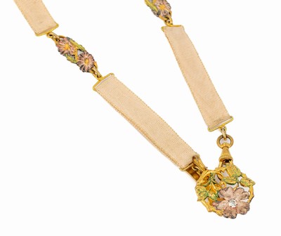 Jugendstil Damen-Chatelaine, wohl Frankreich um 1900, zart-rosefarb. Band mit bunten floralen Metall-Applikationen, Karabinerschließe, L. ca. 36 ...