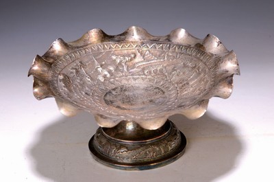 Silber-Fußschale, Vorderasien, frühes 20.Jh., Silber, Schale mit gewelltem Rand, Spiegel mit umlaufendem Landschaftsfries mit fernöstlich ...