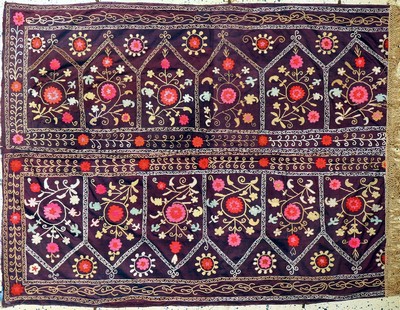Susani alt(Fragment), Uzbekistan, um 1930, Seidenstickerei, ca. 170 x 133 cm, EHZ: 3