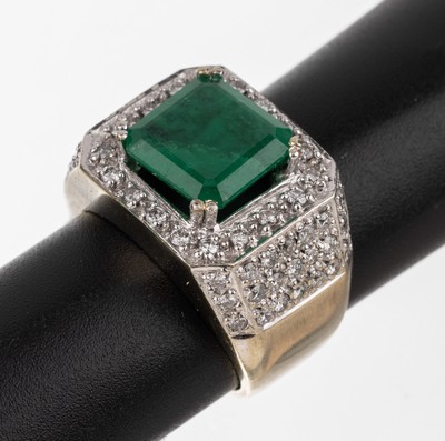 14 kt Gold Smaragd Brillant Ring, GG/WG 585/000, mittiger facett. Smaragd ca. 3.15 ct,(sollte nachgefasst werden), umgeben von Brillanten zus. ca. ...