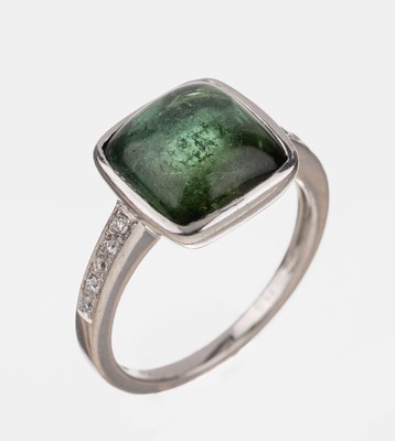 18 kt Gold Turmalin Brillant Ring, WG 750/ 000, mittiger Verdelithcabochon ca. 2.00 ct, seitl. 10 Brillanten zus. ca. 0.25 ct feines ...