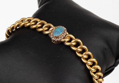 18 kt Gold Opal Diamant Armband, um 1900, GG 750/000, Opal mit blau grünem Farbspiel, umgeben von 16 Diamantrosen zus. ca. 0.12 ct, L. ca. 19 cm, ...