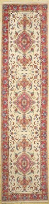 Täbriz fein, Persien, um 1960, Korkwolle mit und auf Seide, ca. 317 x 78 cm, ca. 500.000 Kn/qm, EHZ: 1-2