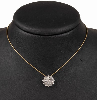 14 kt Gold Brillant-Anhänger, GG/WG 585/000, Brillanten zus. ca. 1.0 ct Weiß/p 1 an Kette, L. ca. 48.5 cm, leichte Knickstellen, ca. 5.4 g