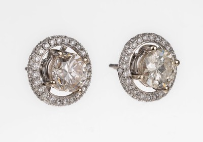 Paar 18 kt Gold Brillant-Ohrstecker, WG 750/000, 2 Brillanten zus. ca. 2.55 ct Weiß-l.get.Weiß/p1, umgeben von abnehmbarem Kranz aus Brillanten ...