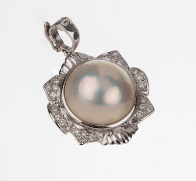 14 kt Gold Mabeperl-Brillant-Clipanhänger, WG 585/000, mittig Mabeperle mit schönem Lüster D ca. 11.9 mm, Brillanten zus. ca. 0.25 ct Weiß/si, ...