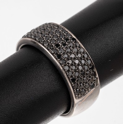 18 kt Gold Diamant-Ring, WG 750/000, hälftig bes. mit schwarzen Diamanten zus. ca. 2.50 ct (beh.), total ca. 8.4 g, RW 54