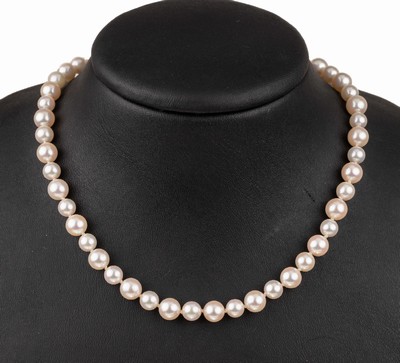 Langes Collier aus Akoyazuchtperlen, endlos, große und kleine Zuchtperlen im Wechsel, D ca. 6.1 und 7.2 mm, L. ca. 98 cm