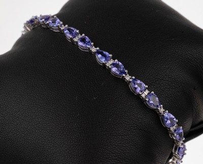 14 kt Gold Tansanit-Brillant-Armband, WG 585/000, 22 facett. Tansanittropfen zus. ca. 8.50 ct, 35 Brillanten zus. ca. 0.60 ct Weiß/ lr, L. ca. 17.5 ...