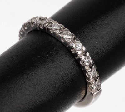 14 kt Gold Brillant-Halbmemoryring, WG 585/000, 13 Brillanten zus. ca. 0.35 ct, Weiß/vs- si, RW 55, ca. 2.9 g
