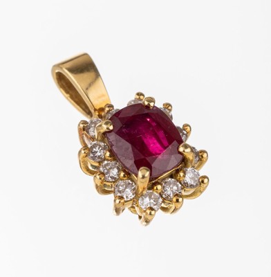 18 kt Gold Rubin-Brillant-Anhänger, GG 750/000, ovalfacett. Rubin ca. 1.0 ct, 12 Brillanten zus. ca. 0.35 ct Weiß/vs-si, L. ca.1.5 cm, total ca. ...