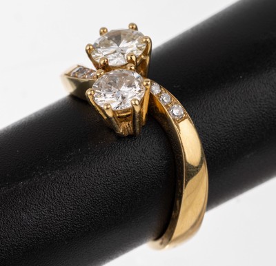 18 kt Gold Brillant-Ring, GG 750/000, 2 Brillanten zus. ca. 1.20 ct Weiß/lr-vs, 6 8/8-Diamanten zus. ca. 0.08 ct Weiß/vvs-vs, RW 54, total ca. 6.8 ...