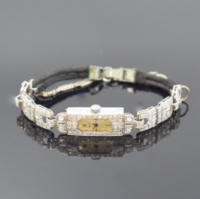 Art Deco Damenarmbanduhr in Platin, Schweiz um 1925, Werk Handaufzug später, 2-teiliges Scharniergeh., Boden aufgedr., Gehäuse u. Bandansätze ...