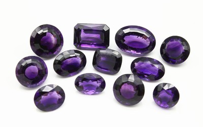 Lot 12 lose Amethyste ca. 73.2 ct, in versch. Formen, facett., intensive Farbe
