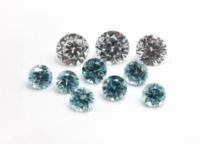 Lot 10 lose facett. Zirkone, ca. 19.90 ct, blau und farblos, im Brillantschliff