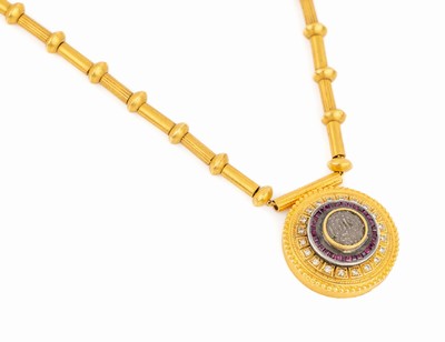 Massives 18 kt Gold Rubin Brillant Collier, GG 750/000, gepr., Mittelteil in mehreren Ebenen aufgebaut, mittig mit Silbereinlage, umgeben von ca. 34 ...